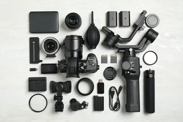 Пласка Композиція Обладнанням Виробництва Фотоапаратів Відео Світлому Фоні — стокове фото
