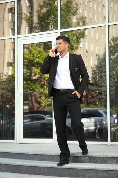 Bonito Homem Falando Smartphone Rua Cidade — Fotografia de Stock
