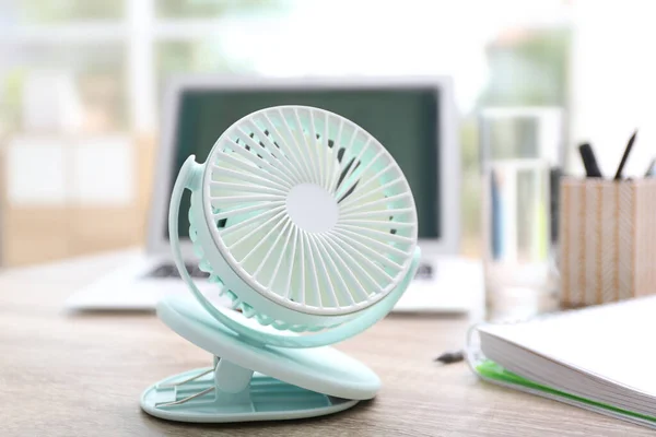 Ofisteki Ahşap Masada Modern Portatif Fan Yaz Sıcağı — Stok fotoğraf