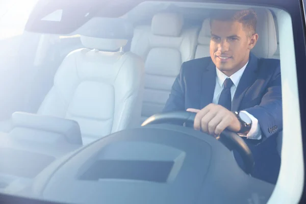 Bonito Homem Dirigindo Seu Carro Moderno Vista Fora — Fotografia de Stock