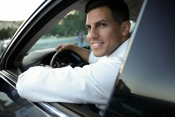 Hombre Guapo Coche Moderno Vista Desde Exterior —  Fotos de Stock