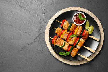 Sebzeli ve soslu leziz tavuk şiş kebap, en iyi manzara. Metin için boşluk