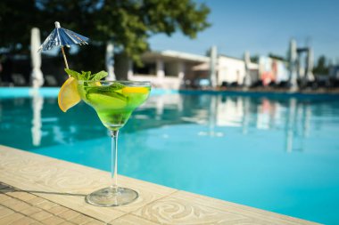 Yüzme havuzunun kenarında nefis bir kokteyl. Parti içkisi