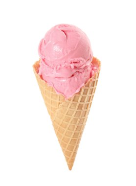 Beyaz üzerine izole edilmiş waffle külahında leziz pembe dondurma.