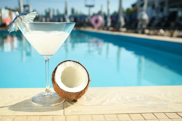 Savoureux Cocktail Rafraîchissant Noix Coco Sur Bord Piscine Articles Fête — Photo