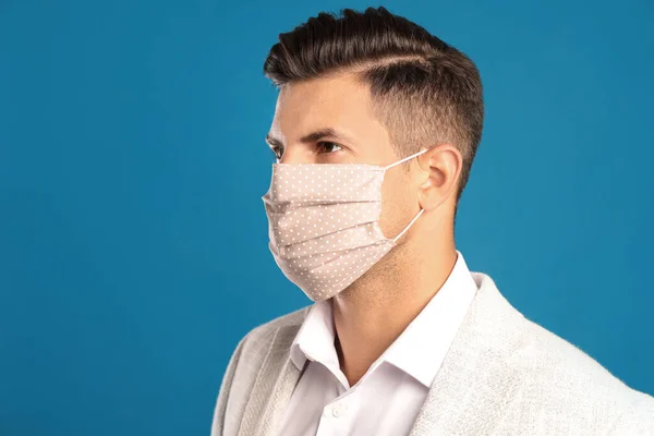 Uomo Maschera Protettiva Sfondo Blu Spazio Testo — Foto Stock