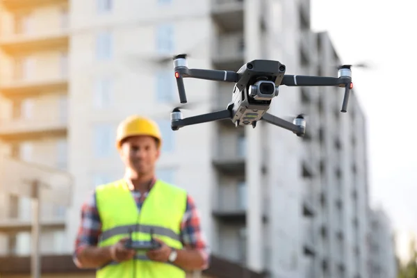 Builder Drone Exploitation Avec Télécommande Sur Chantier Construction Concentrer Sur — Photo