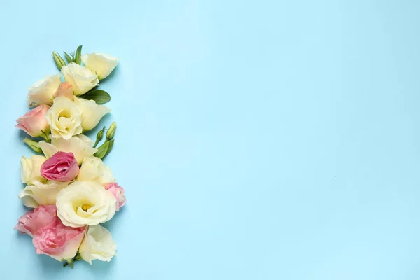 Açık Mavi Arka Planda Güzel Eustoma Çiçekleri Düz Yatıyordu Metin — Stok fotoğraf