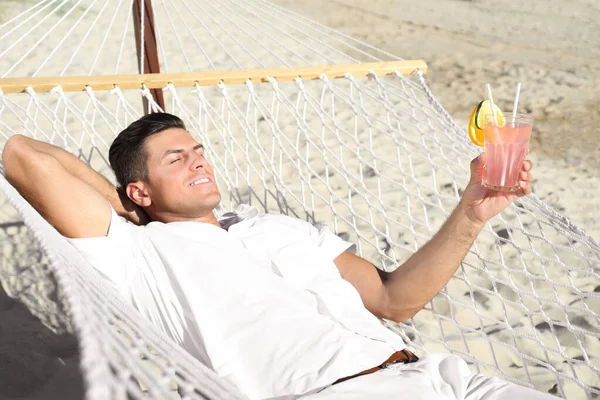 Hombre Con Refrescante Cóctel Relajante Hamaca Playa — Foto de Stock