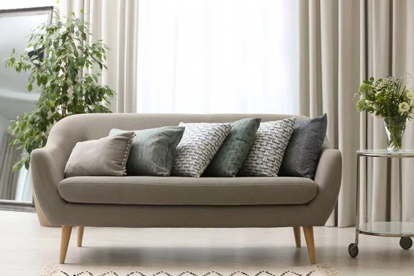 Sofa Mit Kissen Modernen Wohnzimmer — Stockfoto