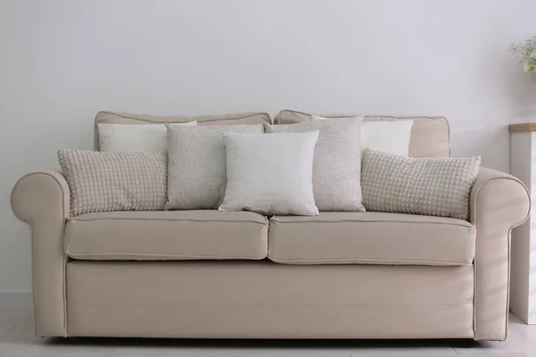 現代のリビングルームで枕とソファ — ストック写真