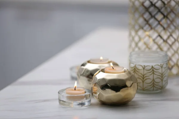 Brennende Kerzen Halterungen Auf Weißem Marmortisch Drinnen — Stockfoto
