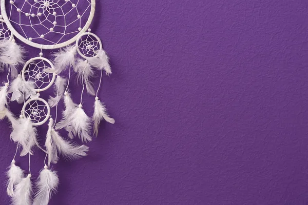 紫色墙上漂亮的手工作梦捕手 案文的篇幅 — 图库照片