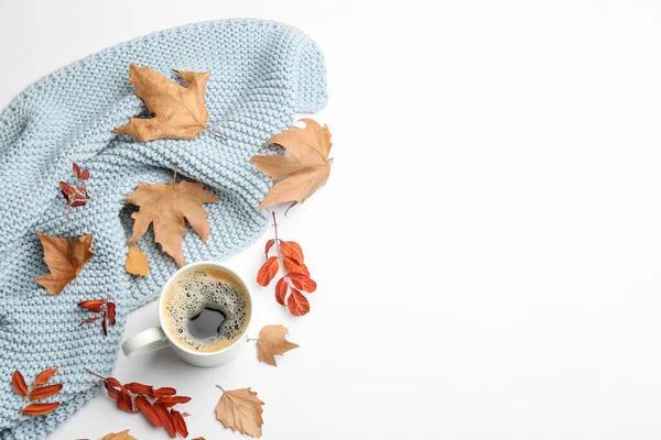 Composição Leigos Planos Com Café Xadrez Quente Fundo Branco Espaço — Fotografia de Stock