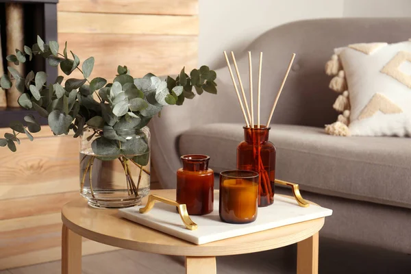 Eukalyptuszweige Aromatisches Schilfrohr Und Kerzen Auf Dem Holztisch Wohnzimmer Interieur — Stockfoto