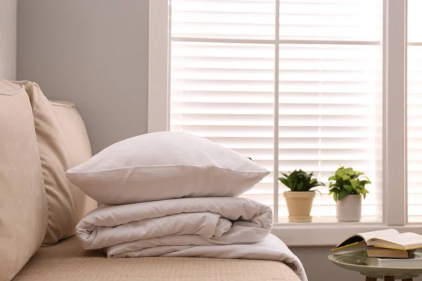 Sofá Confortável Com Cobertor Perto Janela Dentro Casa — Fotografia de Stock