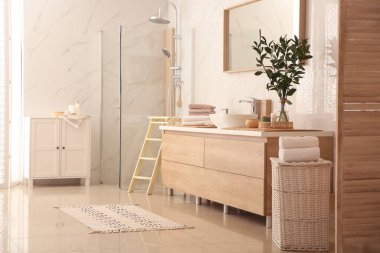 Modern banyo içinde şık bir ayna ve kap lavabosu var.