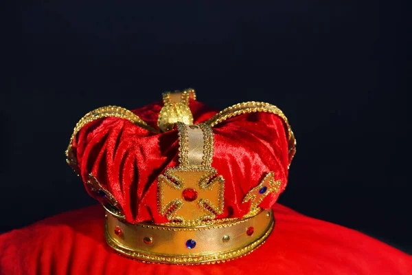 漂亮的天鹅绒冠在红色的枕头上 幻想物品 — 图库照片