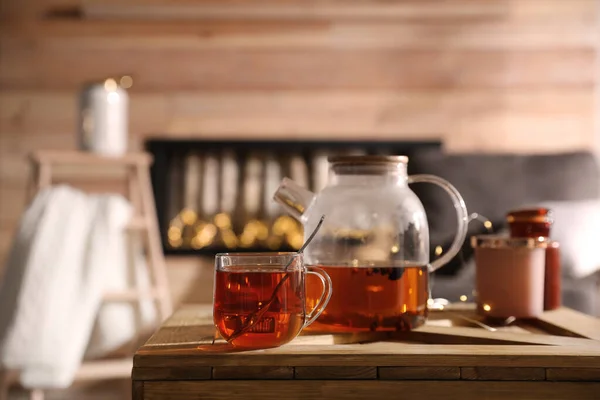 Czajnik Filiżanka Gorącą Herbatą Stole Pomieszczeniach — Zdjęcie stockowe