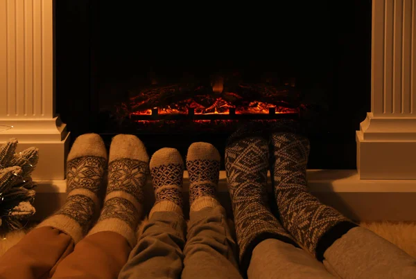 Schöne Familie Warmen Socken Kamin Hause Nahaufnahme — Stockfoto