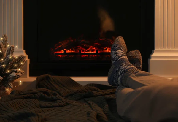 Чоловік Теплих Шкарпетках Відпочиває Біля Каміна Вдома Крупним Планом Простір — стокове фото