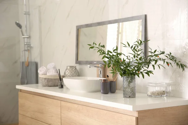 Interior Del Cuarto Baño Moderno Con Espejo Elegante Fregadero — Foto de Stock