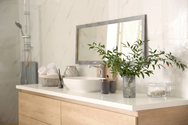 Intérieur Salle Bain Moderne Avec Miroir Élégant Évier — Photo