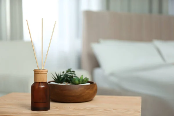 Lufterfrischer Aus Schilf Und Zimmerpflanzen Auf Einem Holztisch Schlafzimmer Raum — Stockfoto