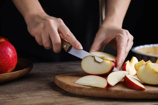 Mujer Cortando Manzana Para Hacer Pastel Tradicional Inglés Mesa Madera — Foto de Stock