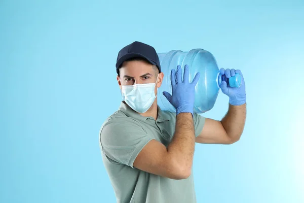 Kurer Ansigtsmaske Med Flaske Køligere Vand Lyseblå Baggrund Levering Coronavirus - Stock-foto