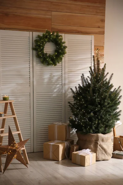 Geräumiges Zimmer Mit Kleinem Weihnachtsbaum Und Kranz Innenarchitektur — Stockfoto