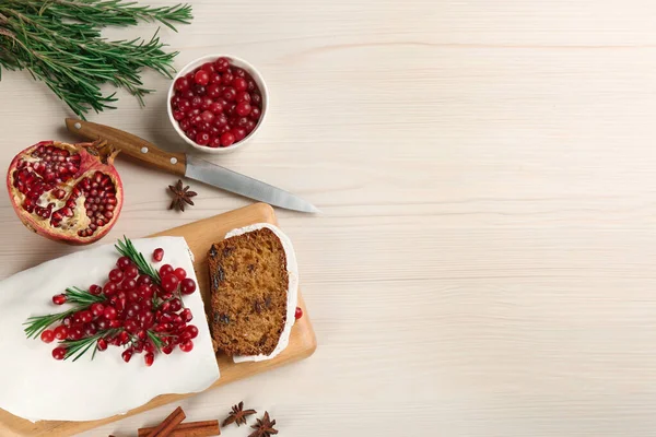 Flache Liegekomposition Mit Traditionellem Klassischen Weihnachtskuchen Auf Weißem Holztisch Raum — Stockfoto