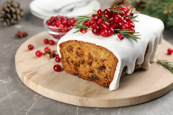 Traditional Classic Christmas Cake Decorated Cranberries Pomegranate Seeds Rosemary Table — Stock Photo, Image