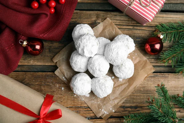 Sabrosas Galletas Bolas Nieve Decoraciones Navidad Mesa Madera Puesta Plana — Foto de Stock