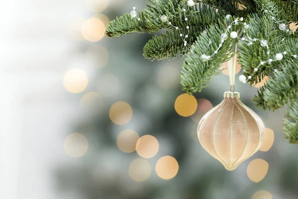 Hermosa Bola Navidad Colgando Abeto Contra Las Luces Borrosas Festivas —  Fotos de Stock