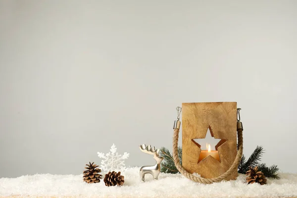 Composição Com Lanterna Natal Madeira Neve Contra Fundo Cinza Claro — Fotografia de Stock