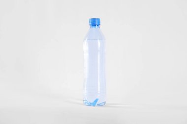 Saf suyla bembeyaz izole edilmiş plastik şişe.
