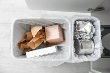 Mutfakta ayrı atık toplama için tam çöp bidonları olan dolabı aç, üst görünüm