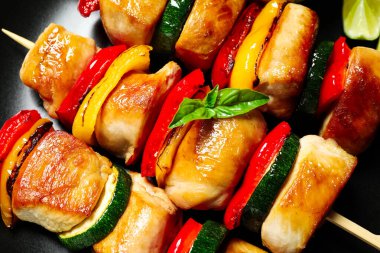 Sebzeli şiş şiş kebap, yakın plan.