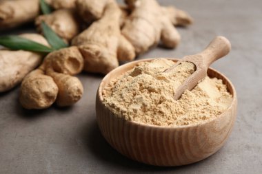 Gri masada kuru ve taze zencefil.