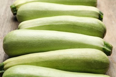 Çiğ yeşil kabaklar ahşap masada, yakın plan.