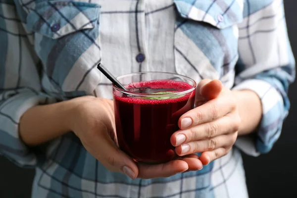 Mujer Con Vaso Jugo Remolacha Fresca Primer Plano —  Fotos de Stock