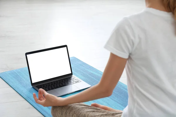 Kobieta Mająca Zajęcia Wideo Przez Laptopa Domu Zbliżenie Kurs Jogi — Zdjęcie stockowe