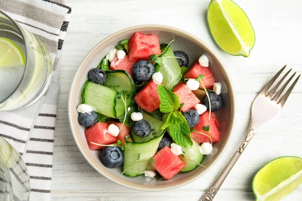 Köstlicher Salat Mit Wassermelone Auf Weißem Holztisch Flach — Stockfoto