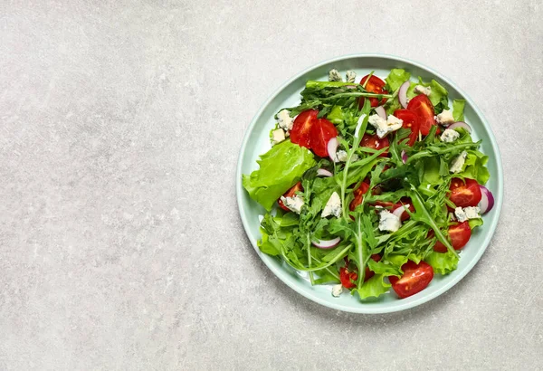 Köstlicher Salat Mit Rucola Und Tomaten Auf Grauem Tisch Draufsicht — Stockfoto