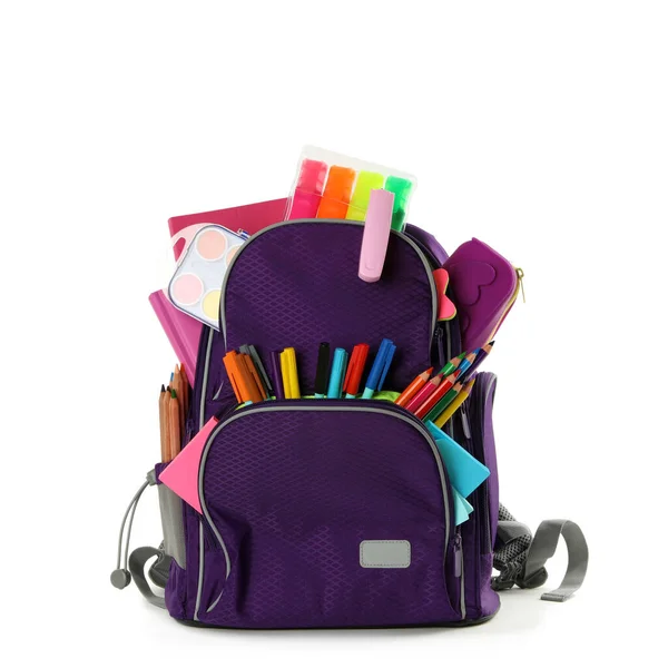 紫のバックパックで異なる学校の文房具上の白い背景 — ストック写真