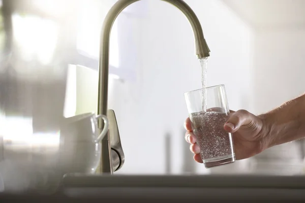 Man Häller Vatten Glas Köket Närbild — Stockfoto