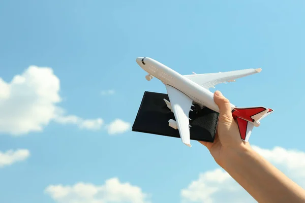 Mulher Segurando Avião Brinquedo Passaporte Contra Céu Azul Close — Fotografia de Stock