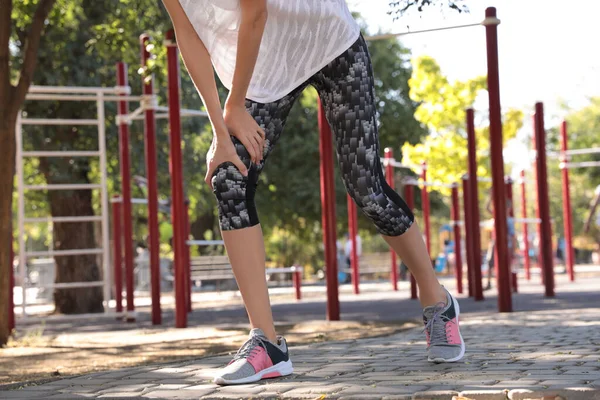 Junge Frau Sportbekleidung Mit Knieproblemen Auf Sportplatz Nahaufnahme — Stockfoto