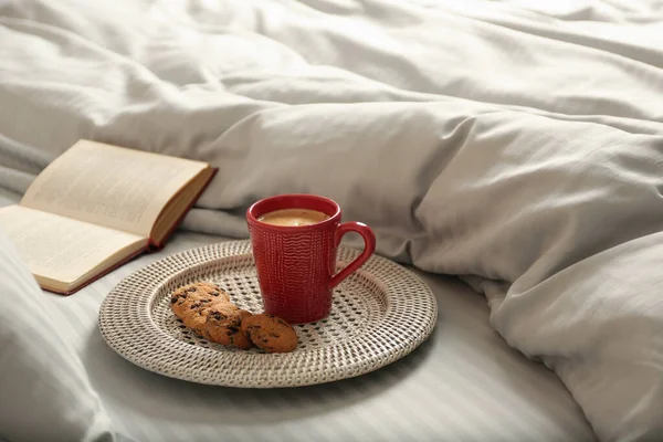 Tasse Café Aromatique Biscuits Réserver Lit Avec Couverture Douce — Photo